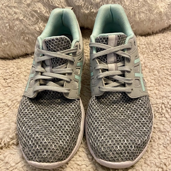 Adidas tennis shoes - Picture 2 of 5